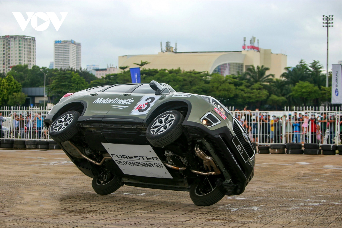 Mãn nhãn với màn đi xe hai bánh của Russ Swift với xe Subaru