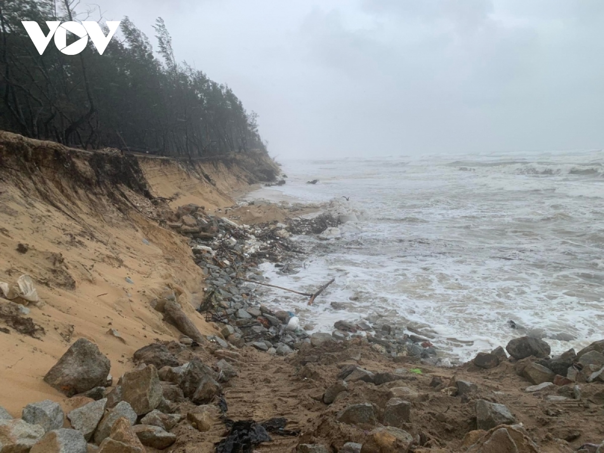 Triều cường dâng cao gây ngập vùng trũng ven biển ở Thừa Thiên Huế