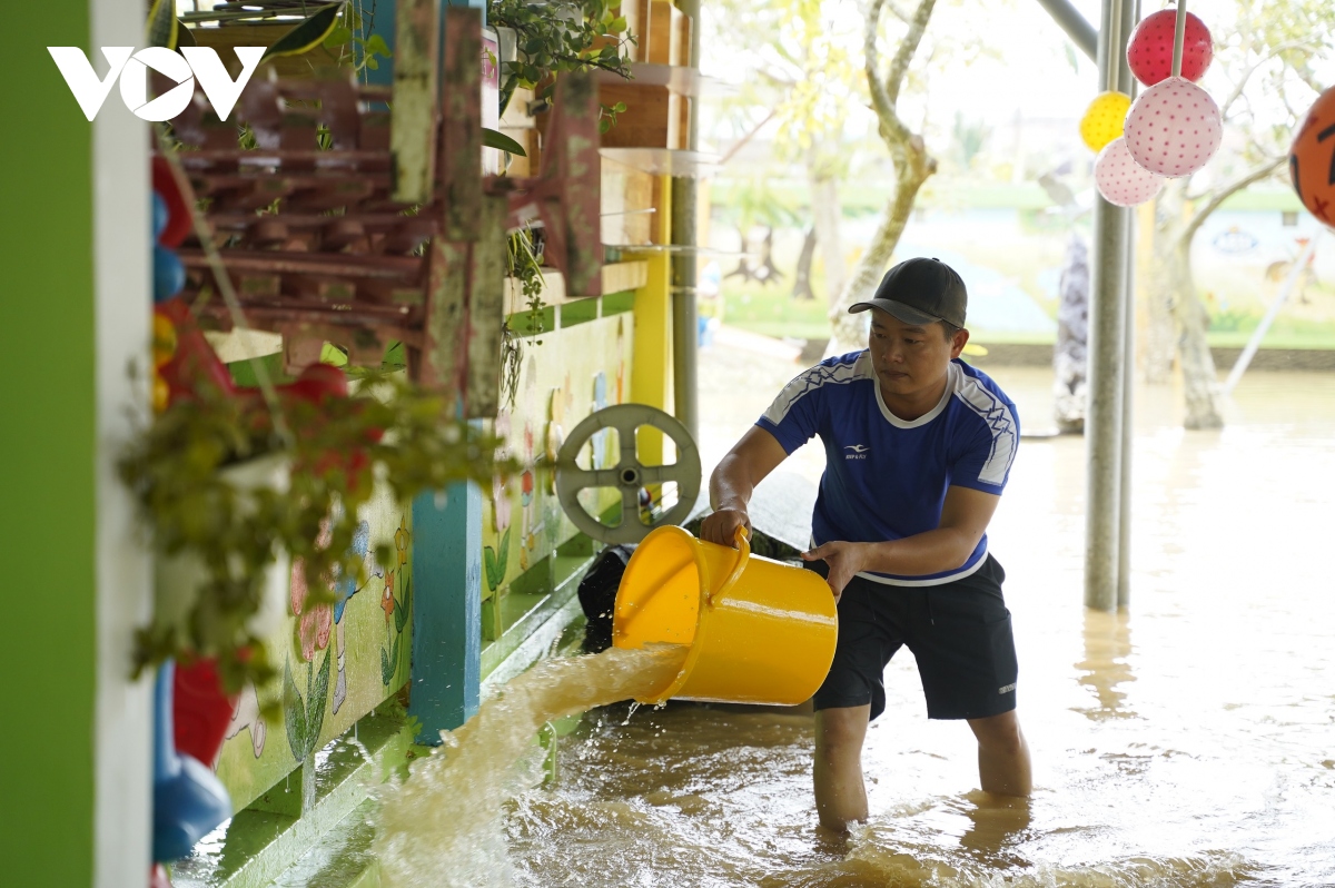 Nhiều trường tại Thừa Thiên Huế chưa thể đón học sinh trở lại sau mưa lũ