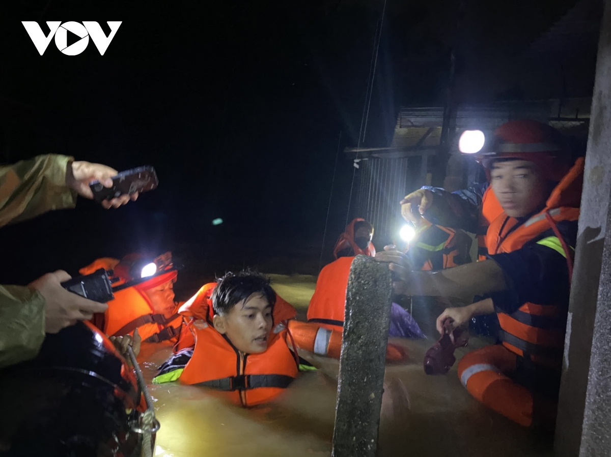 Mưa lũ ở Thừa Thiên Huế: Bộ đội, công an xuyên đêm giúp dân