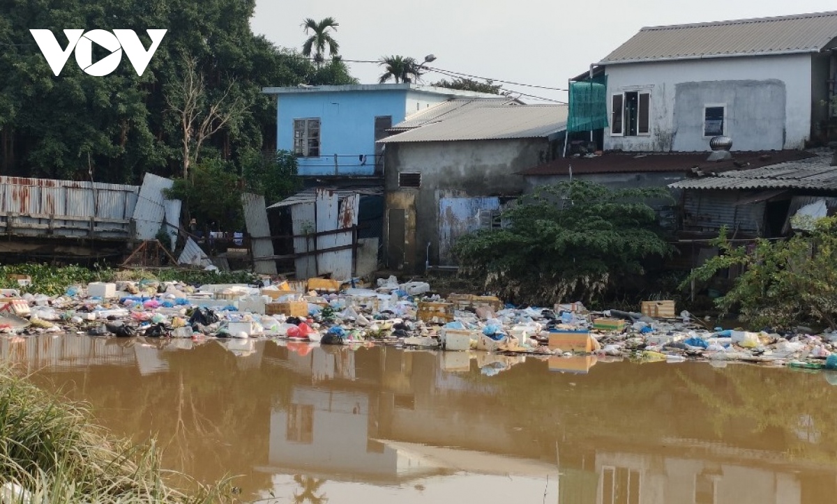 Mỗi ngày xử lý hơn 500 tấn rác thải sau lũ ở Thừa Thiên Huế