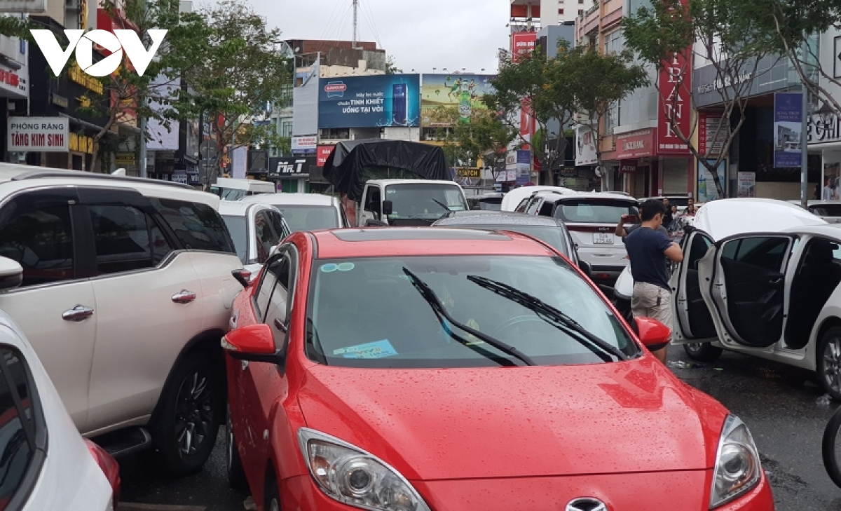 Sau ngập lụt kinh hoàng, đường phố Đà Nẵng ngổn ngang ô tô chết máy