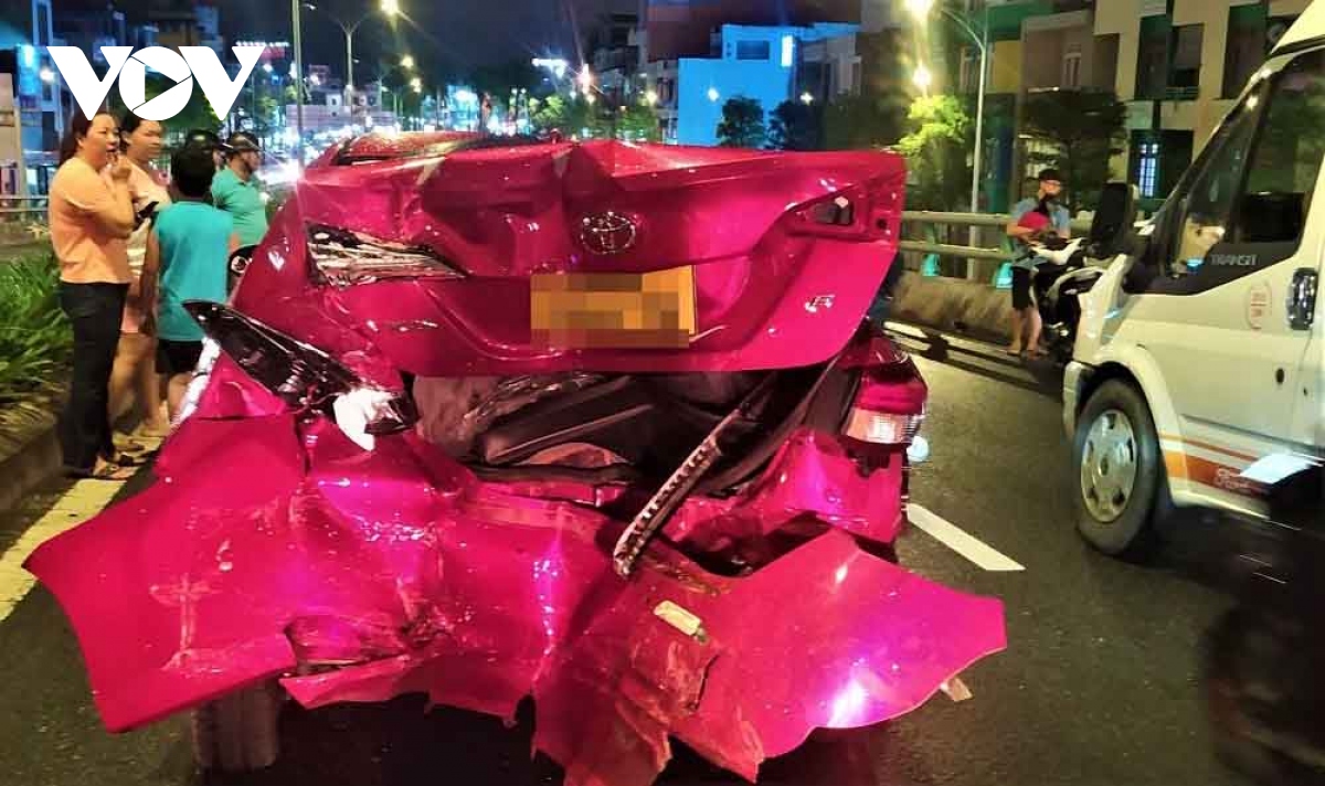 Tai nạn liên hoàn giữa 2 ô tô và hàng loạt xe máy, nhiều người bị thương