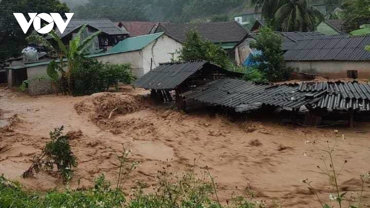 Lũ quét bao vây, hàng nghìn người dân huyện biên giới Kỳ Sơn bị cô lập