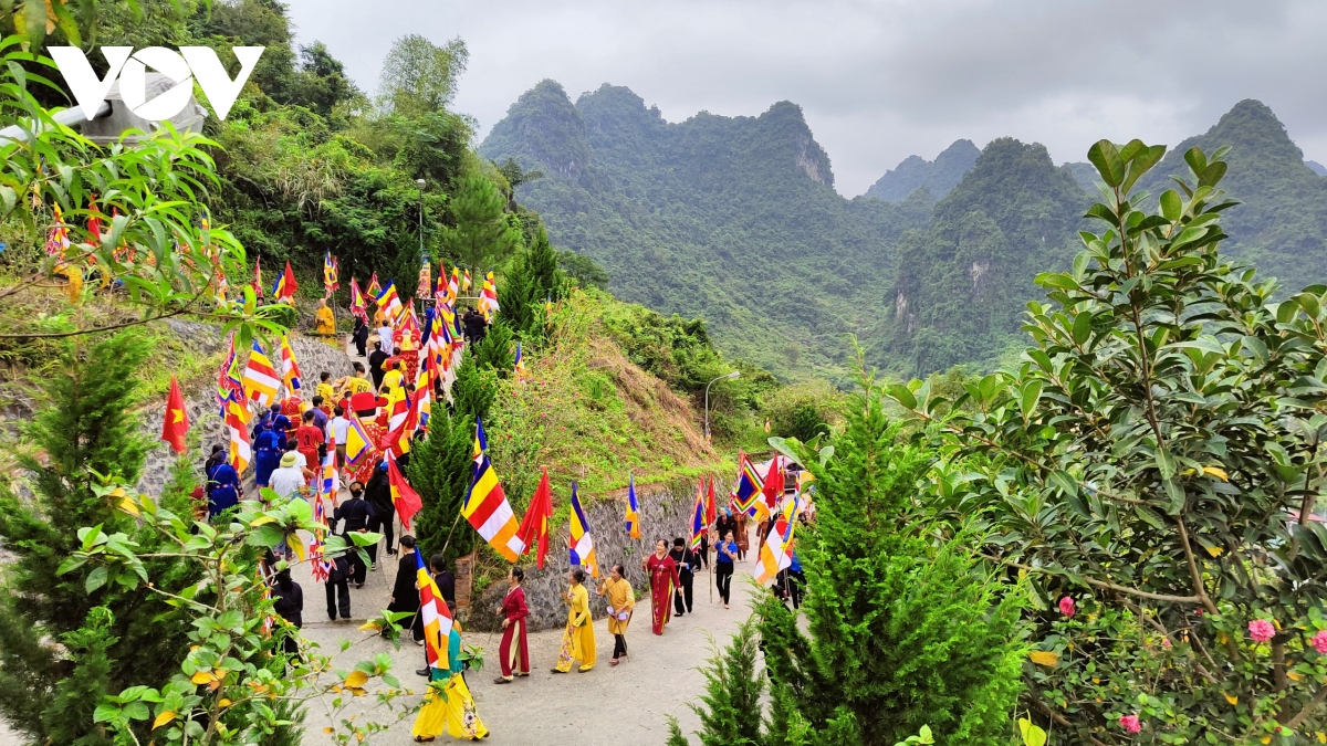 Hàng ngàn người nô nức về dự Lễ hội thác Bản Giốc - Cao Bằng