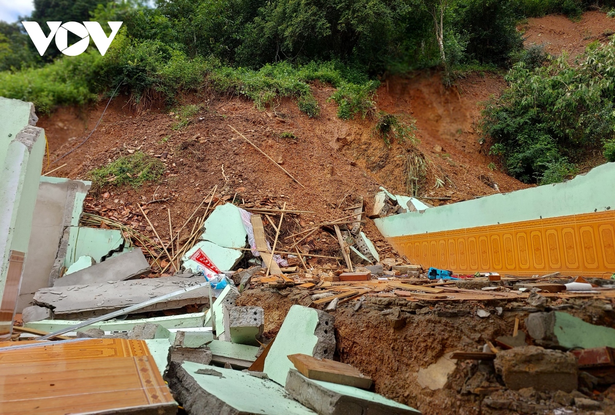 Dãy núi hình vòng cung bản Hòa Sơn, huyện Kỳ Sơn bị nứt gãy, nguy cơ đổ sập