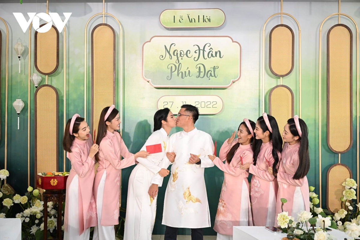 Hoa hậu Ngọc Hân và chồng hôn nhau ngọt ngào trong lễ ăn hỏi