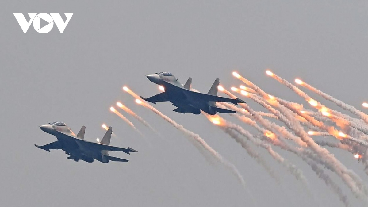 Tiêm kích Su-30MK2 trình diễn thả bẫy mồi nhiệt trên bầu trời thủ đô Hà Nội