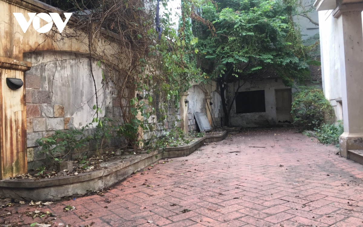 Biệt thự cũ cựu Chủ tịch Hà Nội từng ở được vệ sinh sau phản ánh ngập rác thải