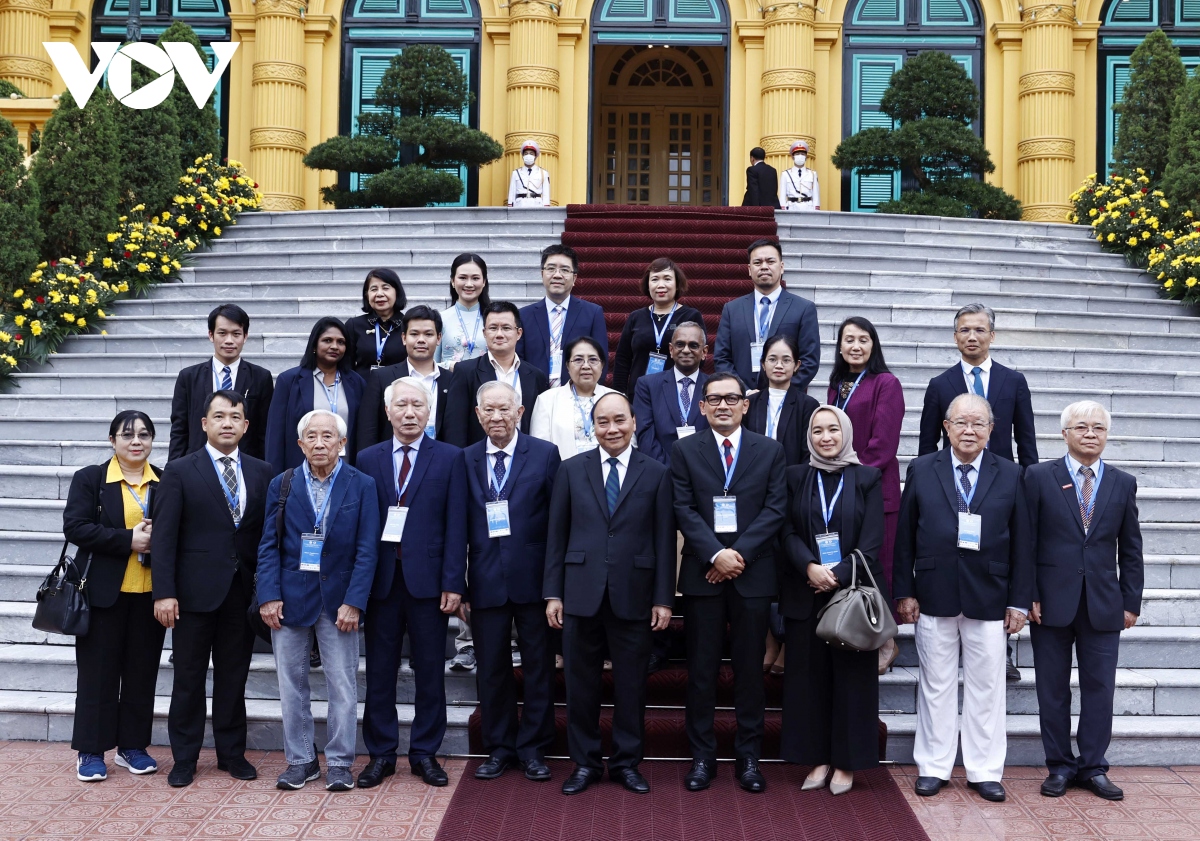 Chủ tịch nước Nguyễn Xuân Phúc tiếp đoàn đại biểu các nhà khoa học kinh tế ASEAN