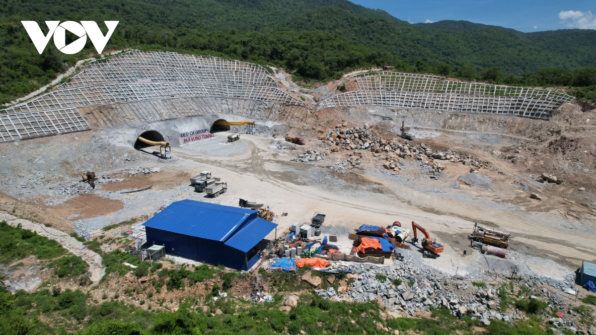 Toàn cảnh thi công hầm Núi Vung dài 2,2km nối thông Ninh Thuận với Bình Thuận