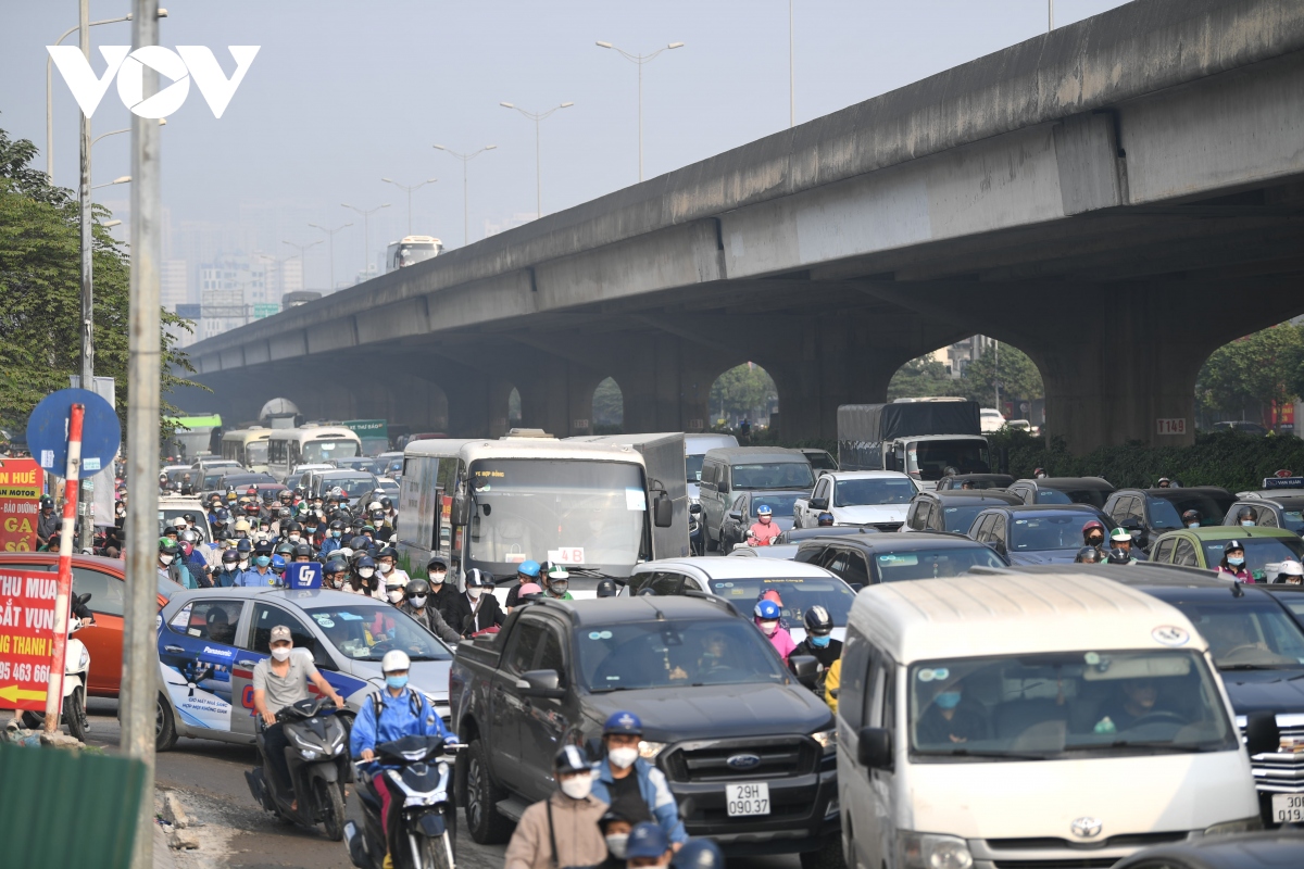 "Rào chắn 2/3 đường Nguyễn Xiển ảnh hưởng nghiêm trọng đến giao thông"