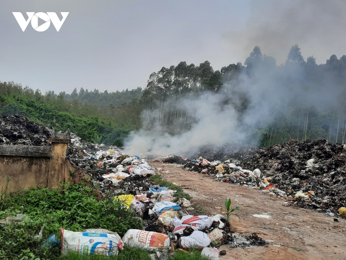 Vĩnh Phúc: Đốt rác “hun” người dân ở Quang Yên, Sông Lô