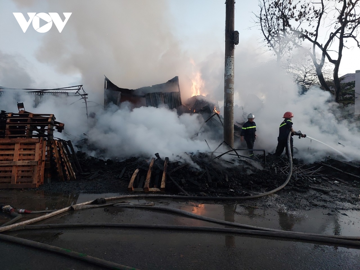 Giải cứu 6 người bị mắc kẹt trong căn nhà cháy lúc rạng sáng tại TP.HCM