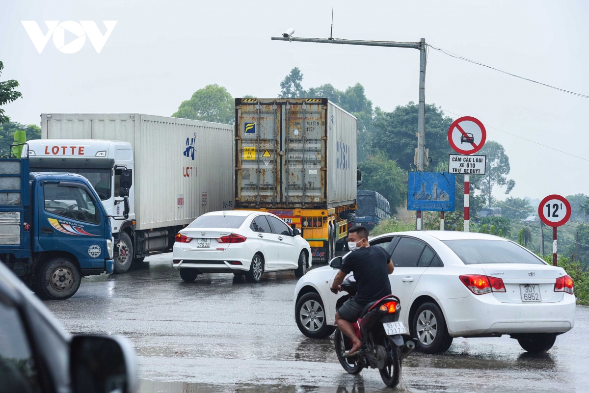“Né” trạm thu phí BOT, những binh đoàn xe quá tải ùn ùn phá đê ở Bắc Ninh