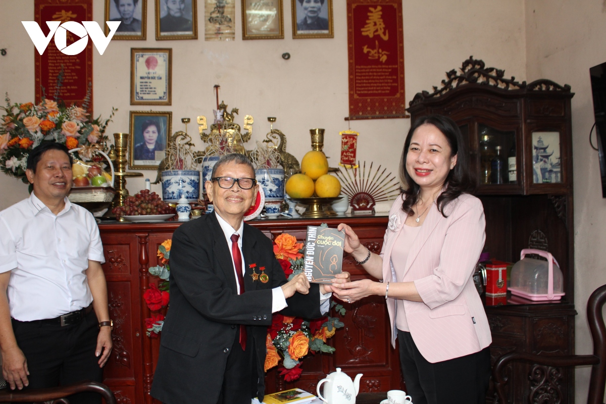 Phó Chủ tịch nước Võ Thị Ánh Xuân thăm, tặng quà nhà giáo Nguyễn Đức Thìn