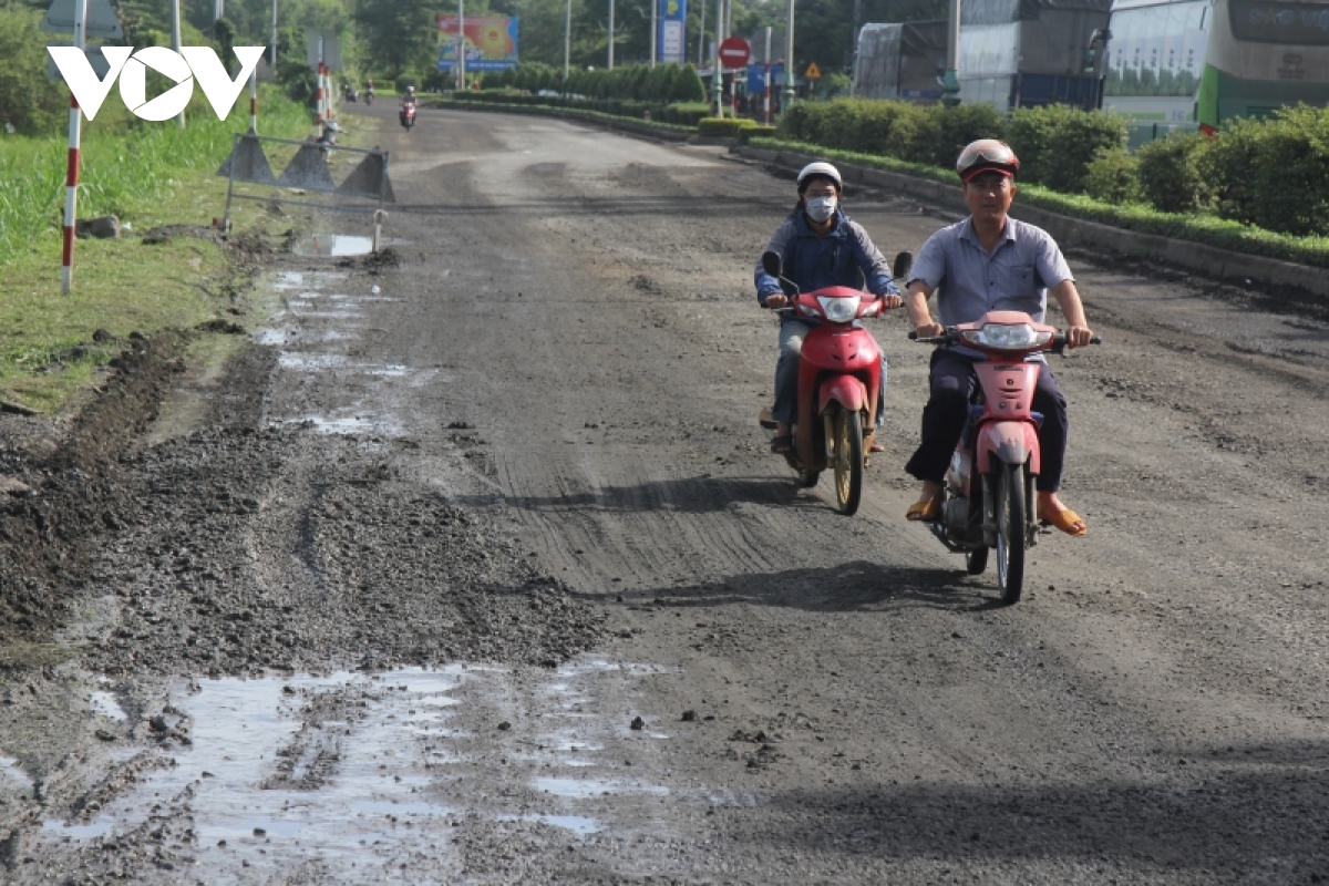 Quốc lộ 1A đoạn qua tỉnh Phú Yên hư hỏng, phương tiện lưu thông khó khăn