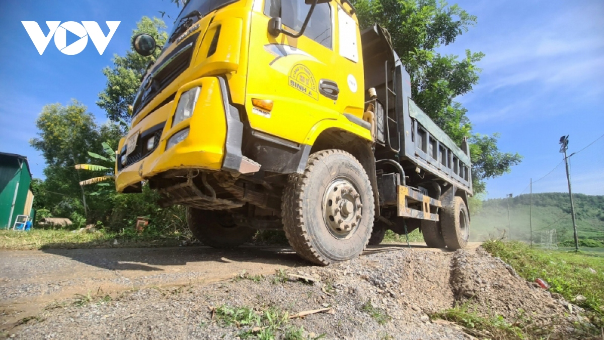 Dân khổ sở vì xe trọng tải lớn chở vật liệu cày xới đường thôn ở Quảng Bình