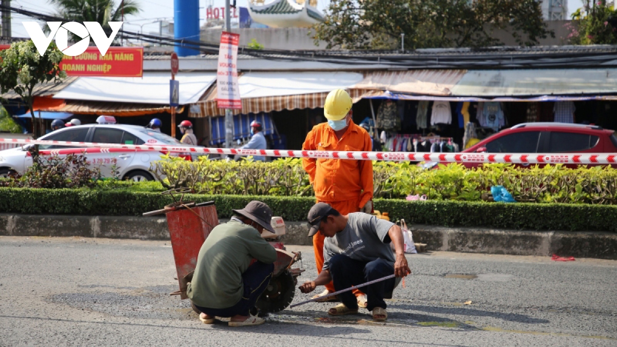 Khẩn trương khắc phục những tuyến đường xuất hiện ổ gà sau triều cường ở Cần Thơ