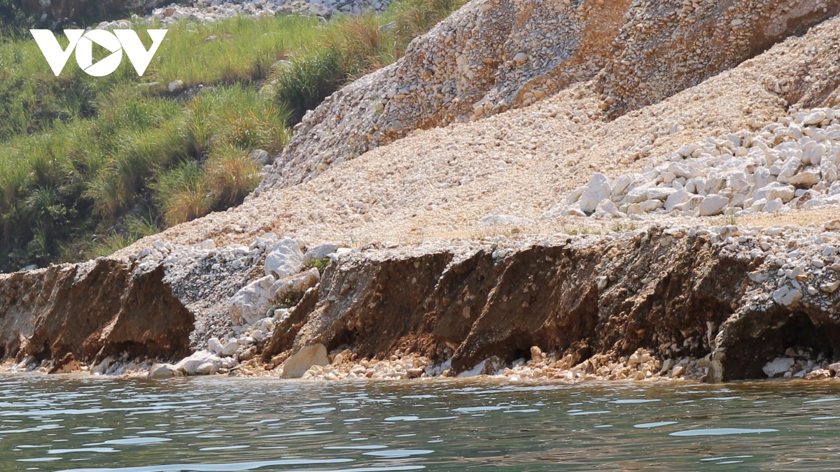 Đất, đá thải xuống hồ Thác Bà của Công ty CP Khoáng sản Simco-Fansipan là không phép