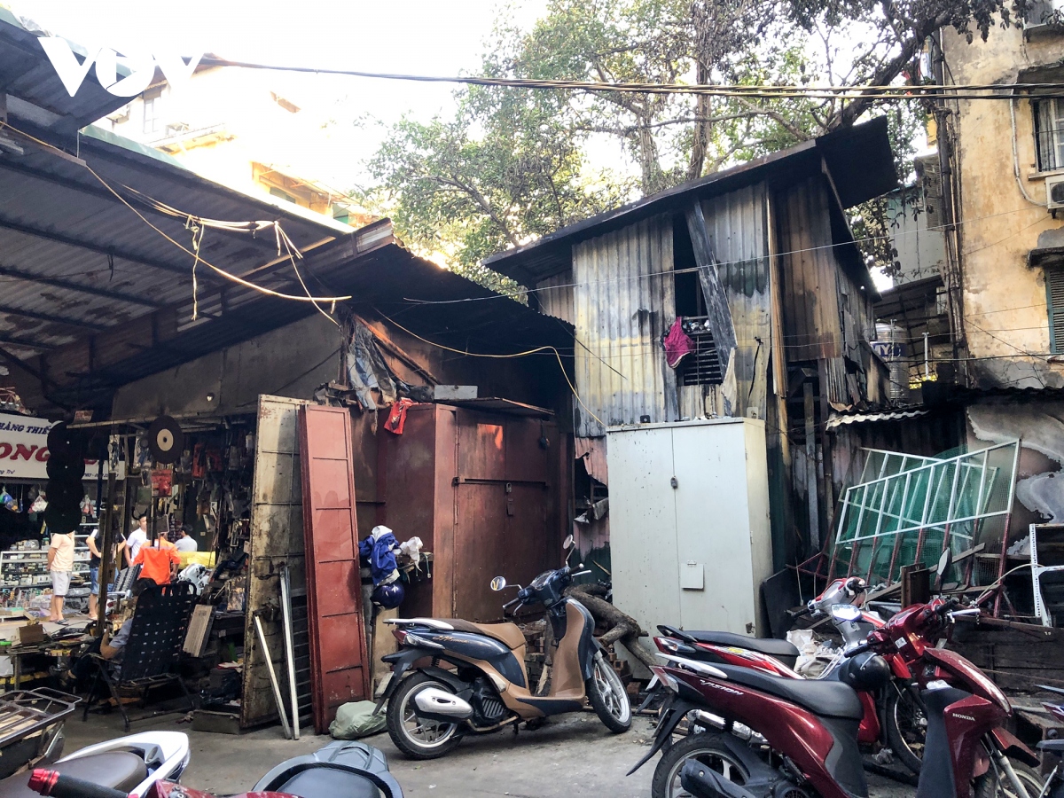 Nguy cơ cháy nổ cao tại các ki ốt cạnh khu tập thể Nguyễn Công Trứ, Hà Nội