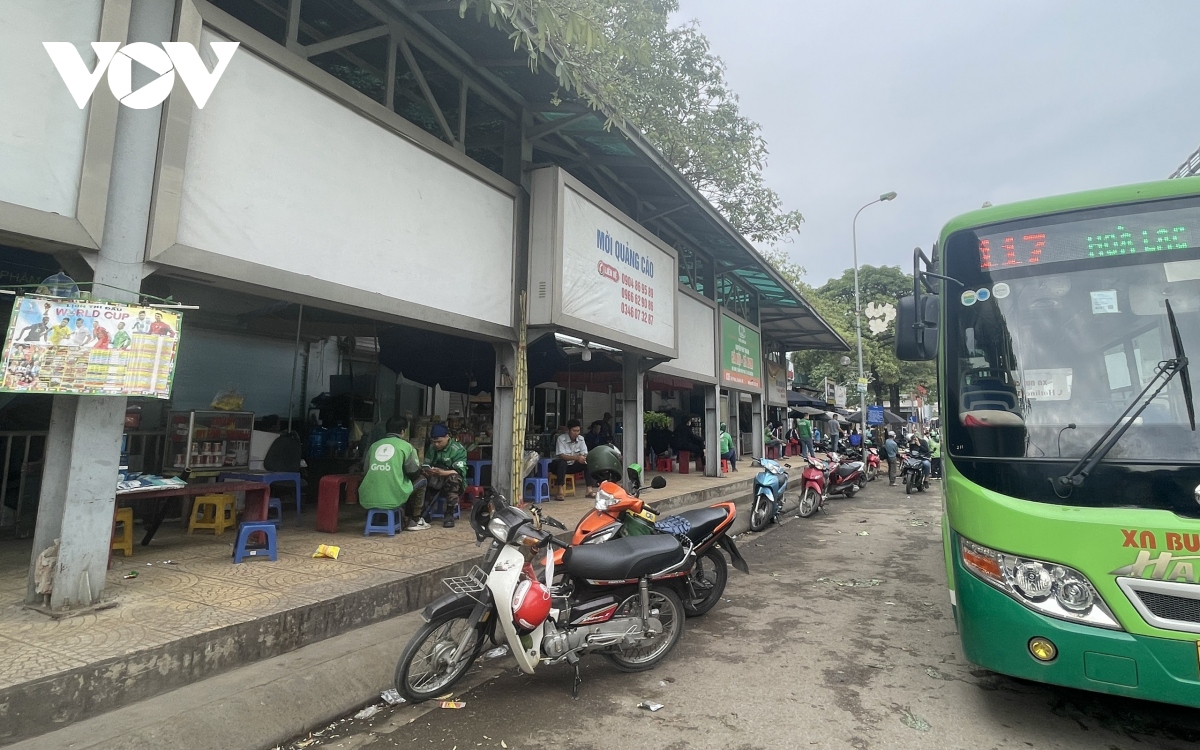 Khi nhà chờ xe buýt ở Hà Nội bị biến thành quán ăn, trà đá vỉa hè