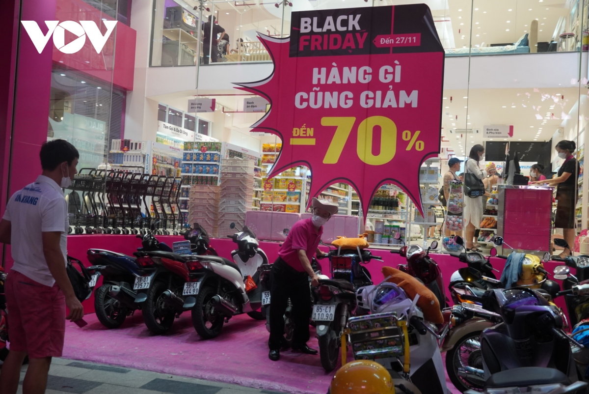 Nhiều cửa hàng ở TP.HCM giảm giá “khủng” dịp Black Friday