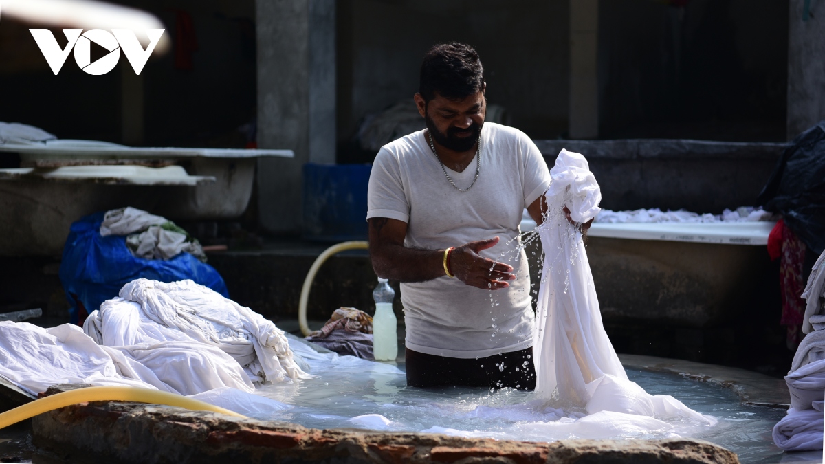 Những Dhobi hạnh phúc trong xưởng giặt ở khu ổ chuột tại Ấn Độ