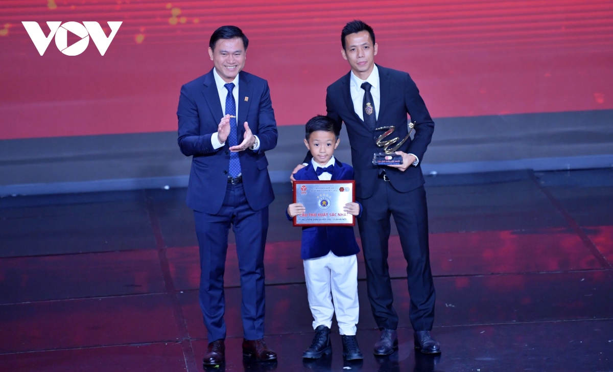 Văn Quyết đưa "quý tử" lên nhận giải Cầu thủ xuất sắc nhất V-League 2022
