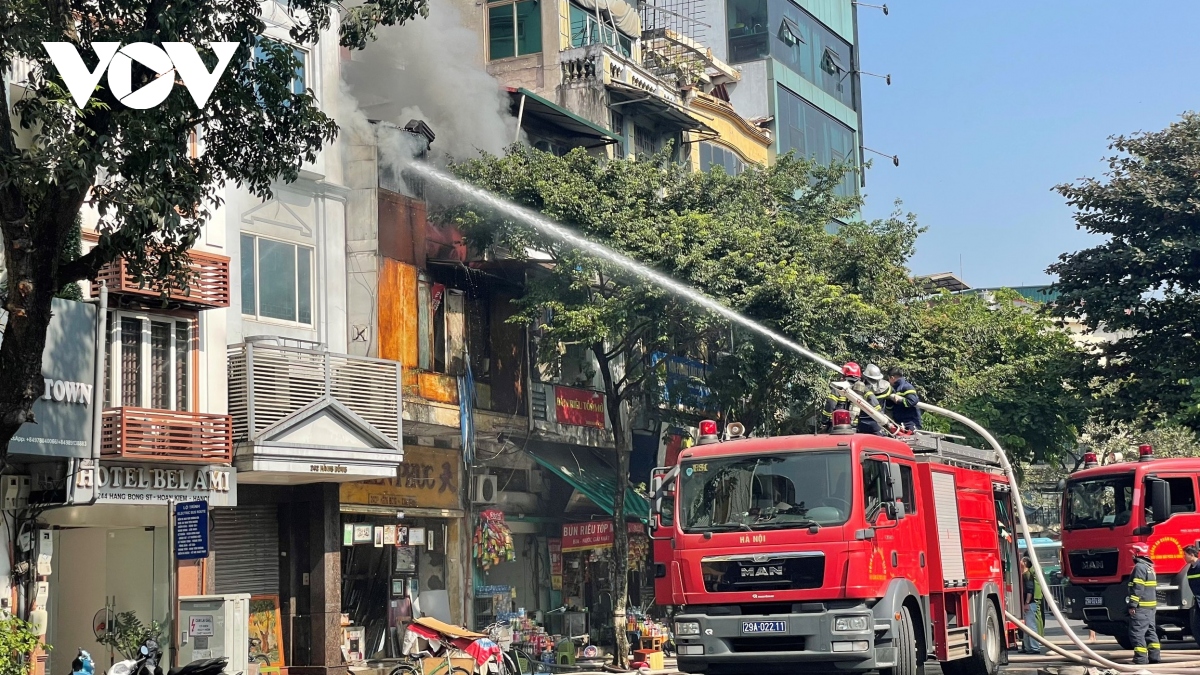 Cháy lớn tại ngôi nhà cổ bán khung tranh ở phố Hàng Bông