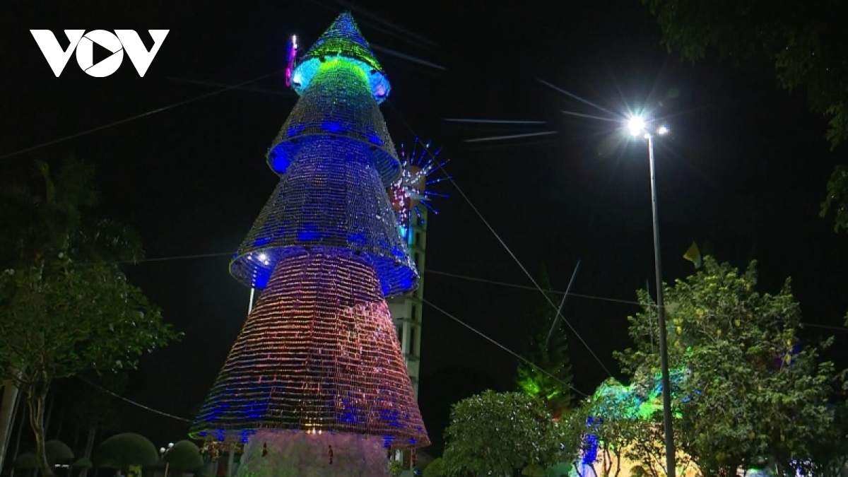 Độc đáo cây thông Noel làm bằng 30.000 vỏ lon phế liệu ở Đồng Nai