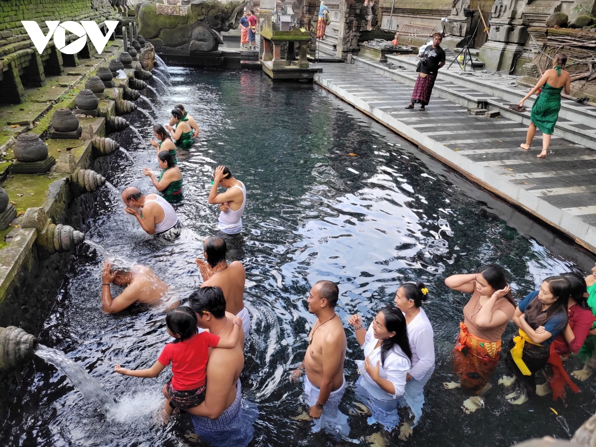 Độc đáo nghi lễ tắm nước thánh ở đền Pura Tirta Empul, Bali