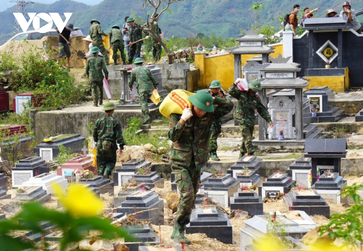 Bộ đội Quân khu 5 đội mưa cõng đá sửa chữa Nghĩa trang Hòa Sơn