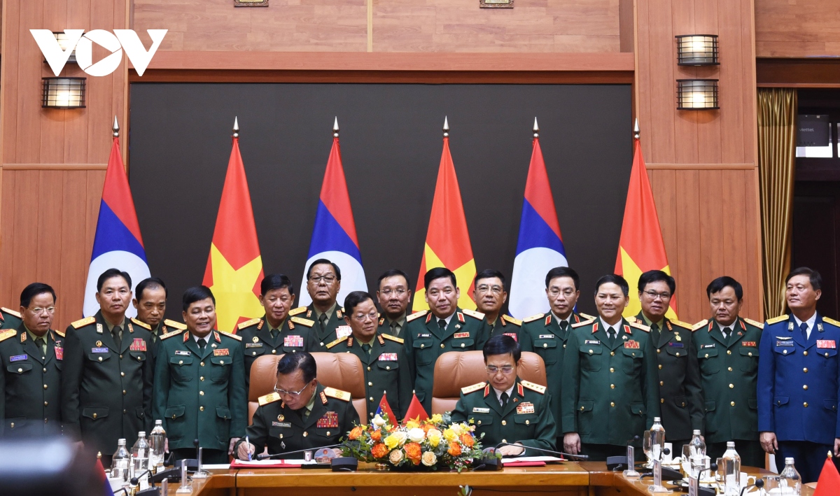 Việt Nam-Lào ký ghi nhớ hợp tác xây dựng pháp luật quân sự, quốc phòng