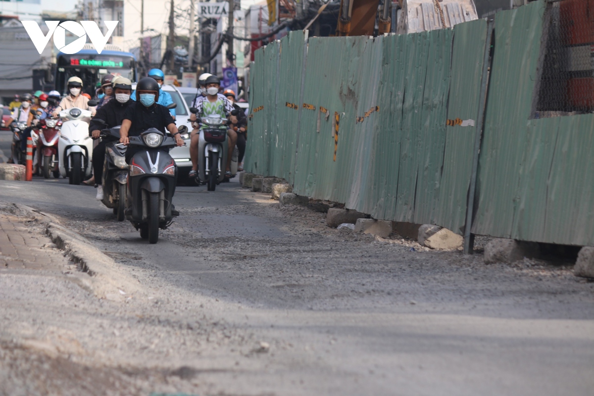 Người dân TP.HCM bức xúc với nhiều lô cốt “án binh bất động” trên đường