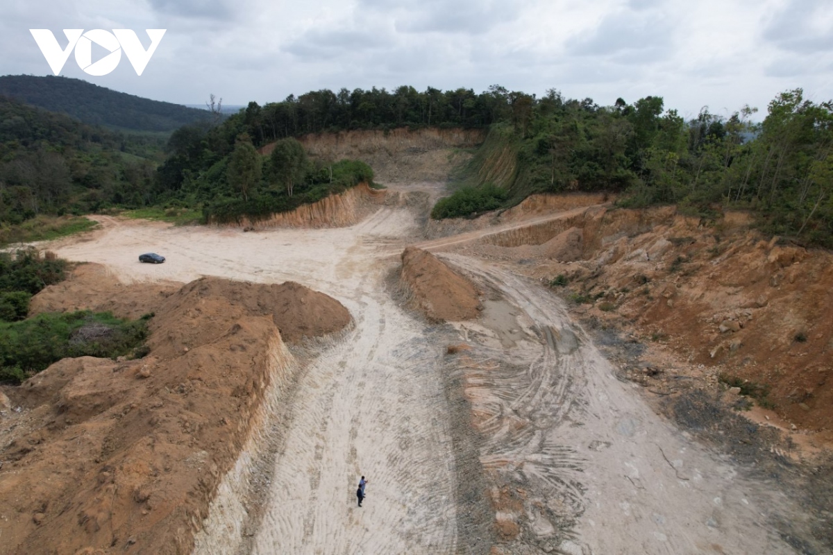 Nhà thầu thi công dự án trọng điểm nghìn tỷ có dấu hiệu huỷ hoại rừng và đất rừng