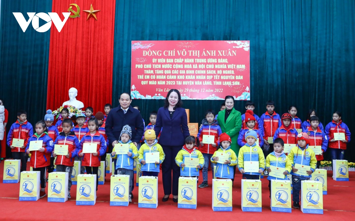Phó Chủ tịch nước tặng quà gia đình chính sách, hộ nghèo tỉnh Lạng Sơn