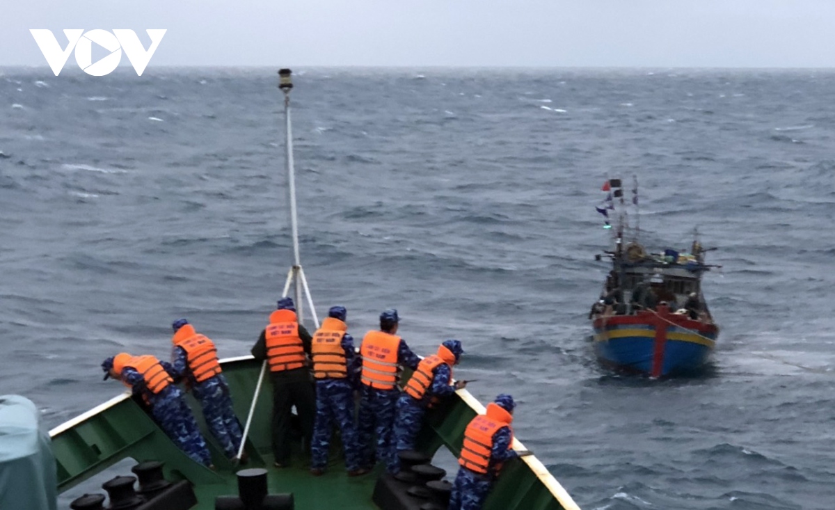 Cảnh sát biển cứu nạn tàu cá Nghệ An trôi dạt trên biển