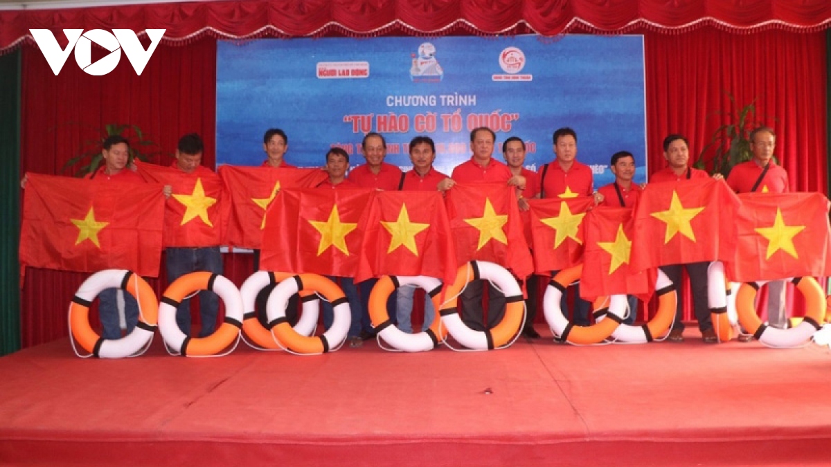 Trao tặng 10.000 lá cờ Tổ quốc cho ngư dân tỉnh Ninh Thuận