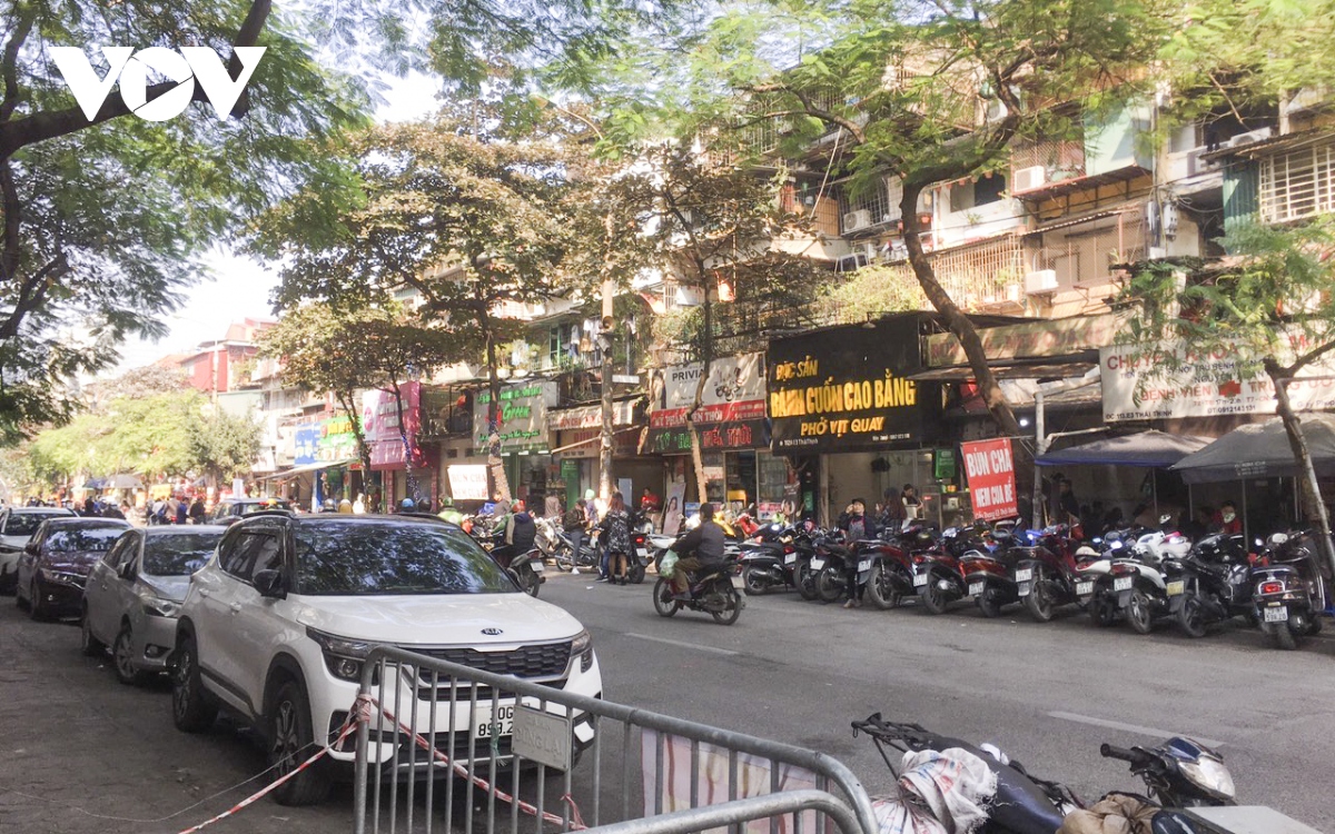 Hàng quán trên phố Thái Thịnh biến lòng đường thành bãi xe: Chính quyền có hay?