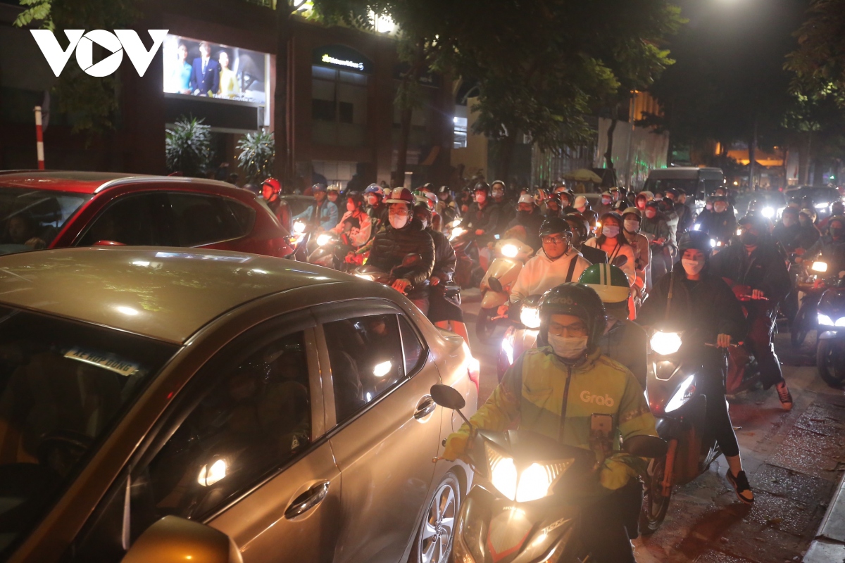 Nhiều đường phố Hà Nội ùn tắc trong đêm Giáng sinh 2022