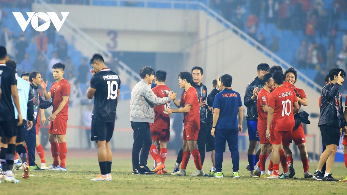 Indonesia thua trận, HLV Shin Tae Yong vẫn đến chúc mừng ĐT Việt Nam