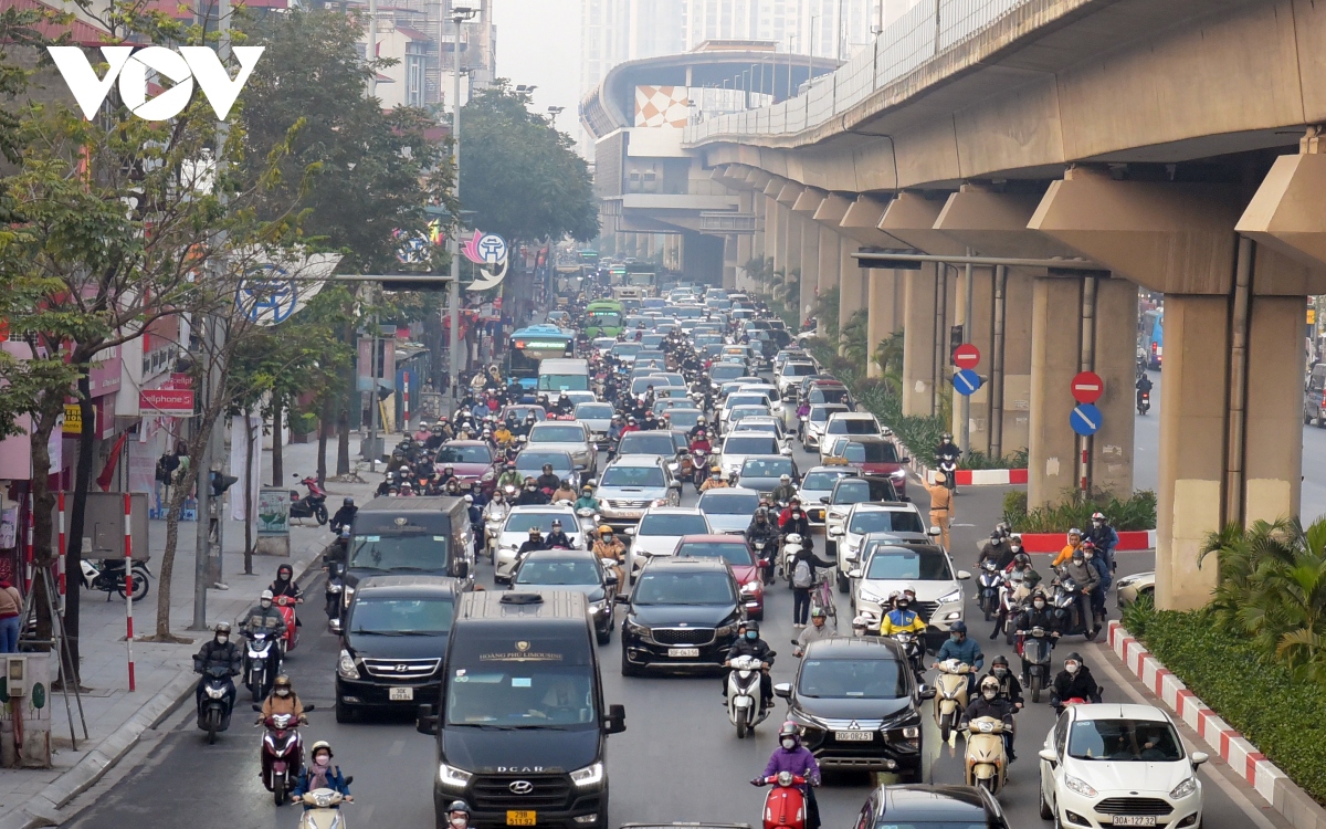 Giao thông Hà Nội đông đúc sáng đầu tuần sau Tết