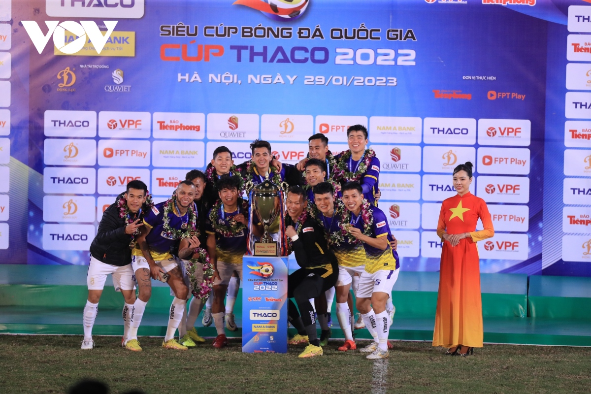 Dàn sao Hà Nội FC "nhí nhảnh" ăn mừng chức vô địch Siêu cúp Quốc gia 2022
