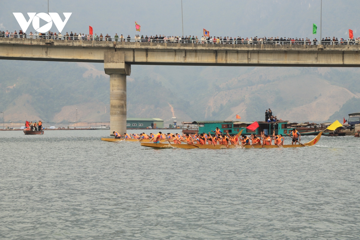 Đến Quỳnh Nhai xem hội đua thuyền trên sông Đà