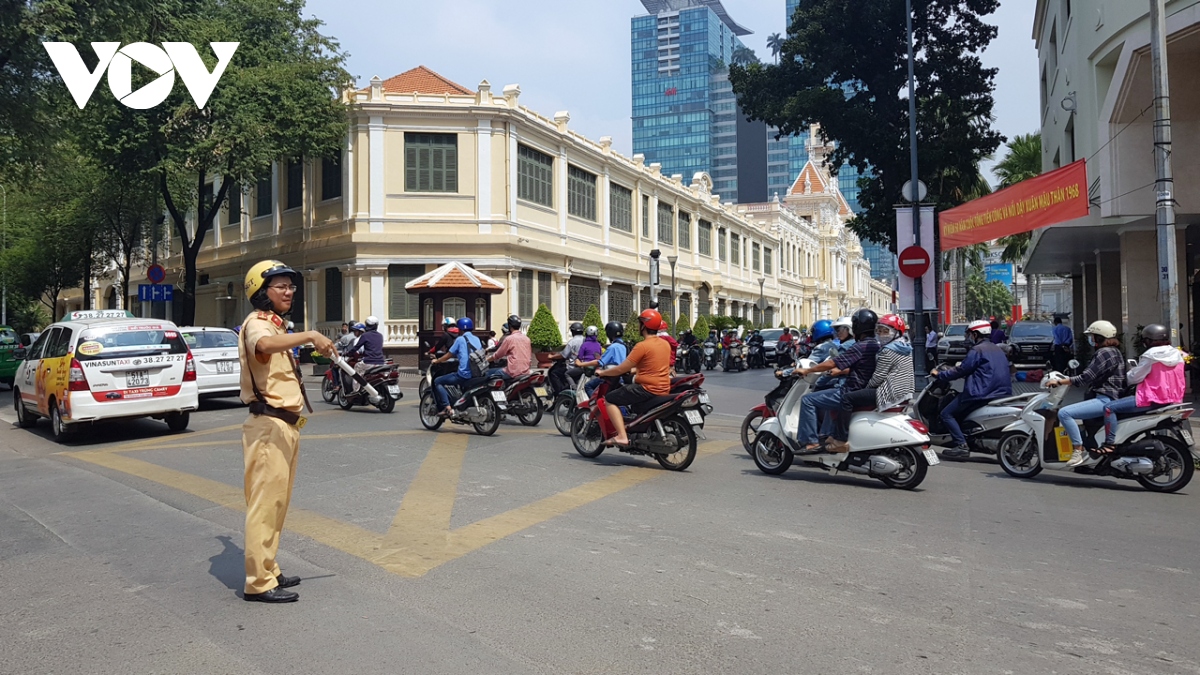 Sân bay, bến xe ở TP.HCM đông đúc nhưng đường sá thông thoáng