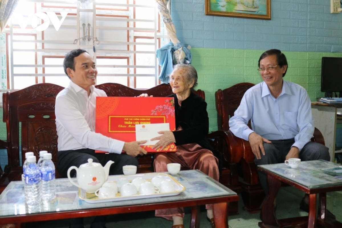 Phó Thủ tướng Trần Lưu Quang thăm, tặng quà Tết tại Ninh Thuận