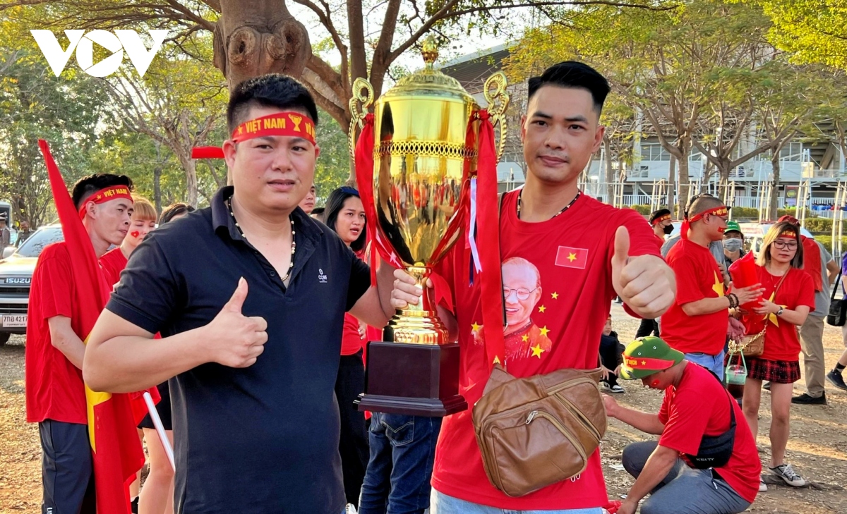 CĐV Việt Nam “nâng cúp sớm” trước trận chung kết lượt về AFF Cup 2022