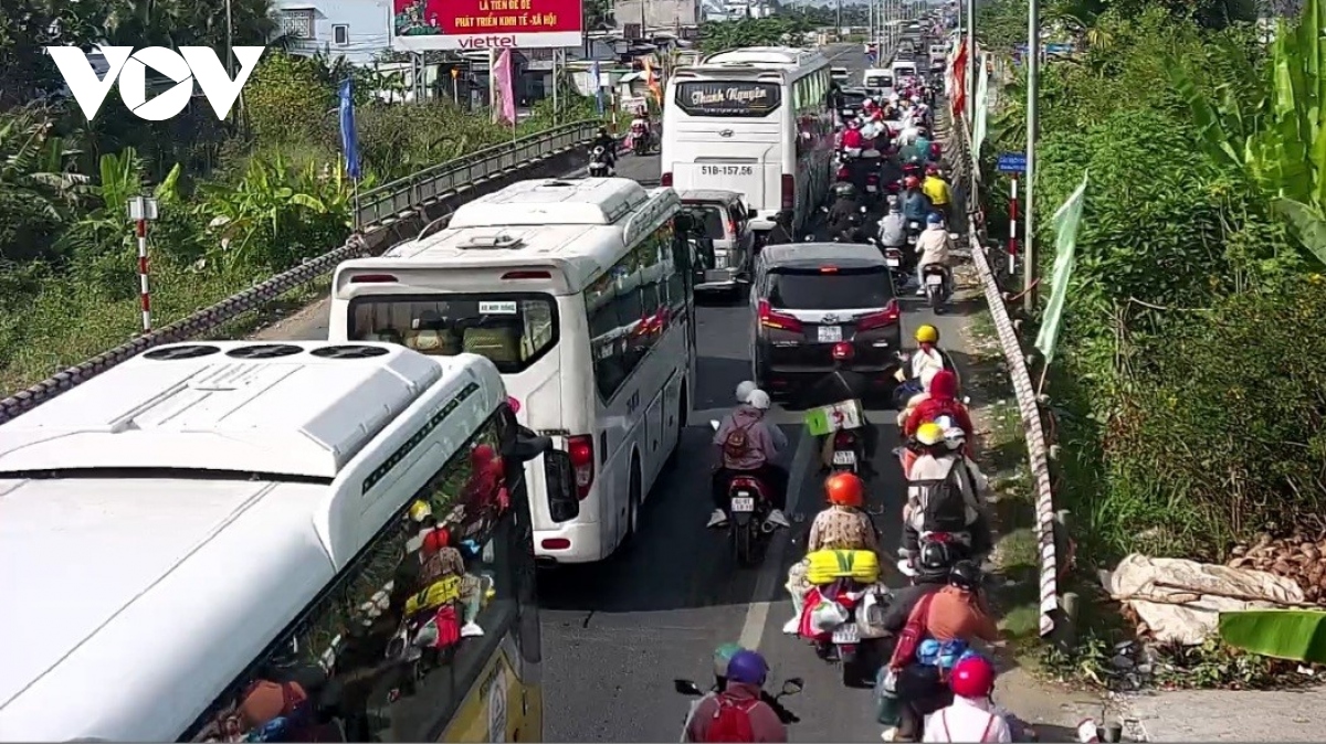 Người dân miền Tây đổ về TP.HCM sau Tết gây ùn ứ giao thông tại nhiều “điểm nóng”