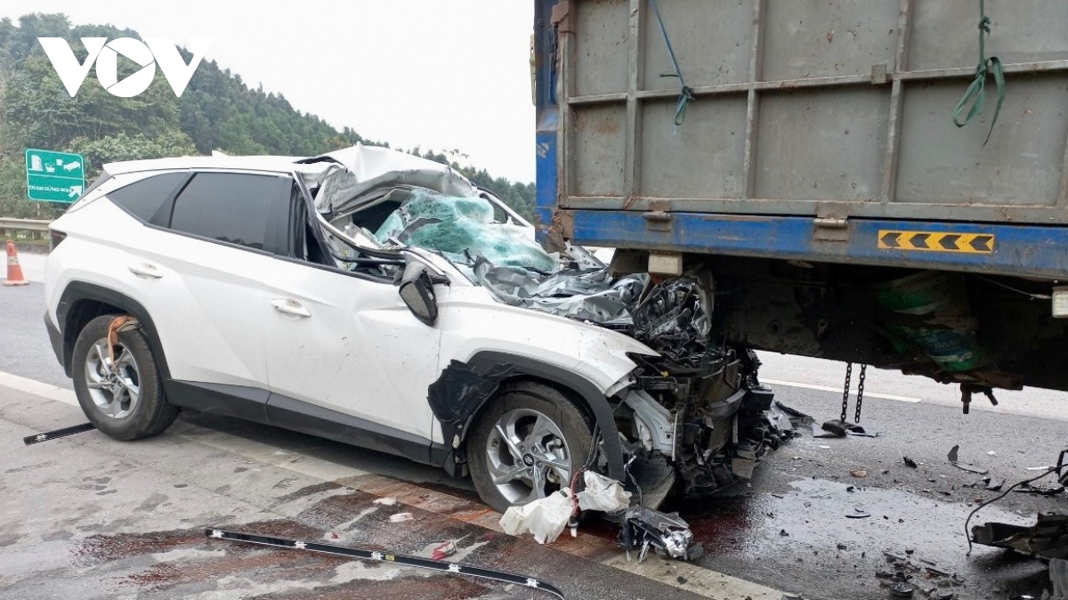 Tai nạn trên cao tốc Nội Bài - Lào Cai làm 2 người bị thương nặng